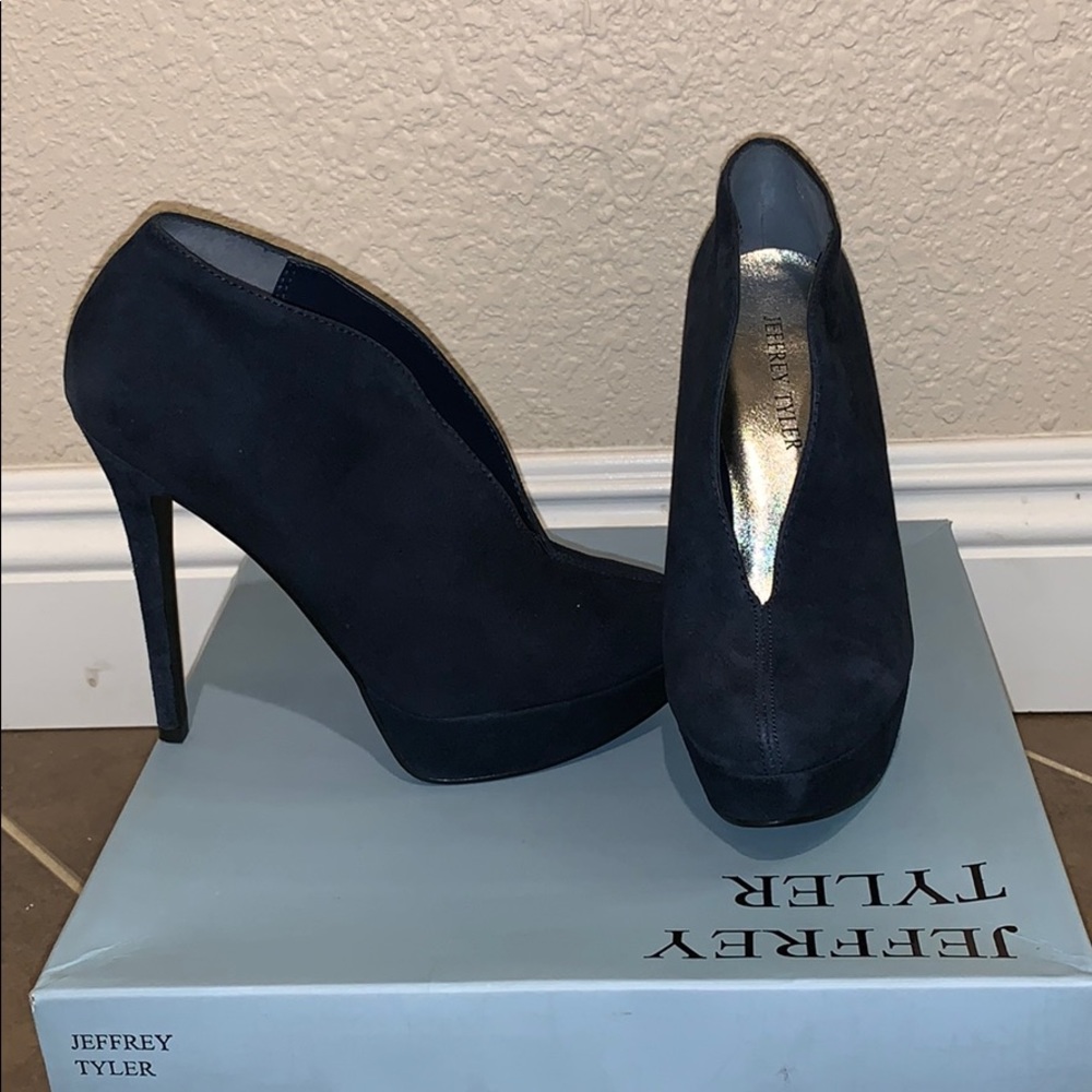 Suede navy blue booties
